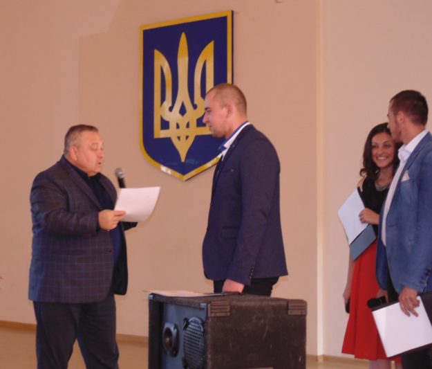 Професор Микола Лук’янченко нагороджує грамотою управління молоді та спорту Львівської обласної державної адміністрації студента Андрія Лагуша