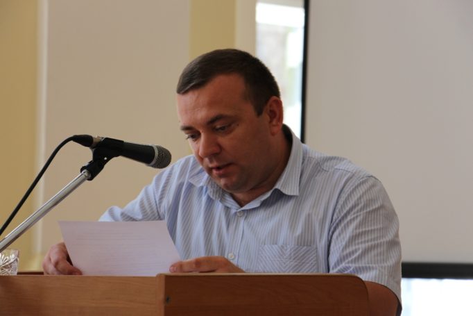 Результати голосування озвучує доцент Ігор Гриник