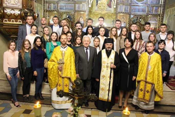 Спільне фото духовенства Катедрального собору Пресвятої Трійці з керівництвом університету та народною хоровою капелою «Гаудеамус»