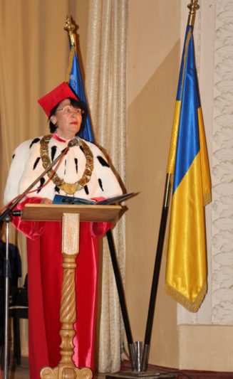 Вітальне слово до першокурсників виголошує ректор професор Надія Скотна