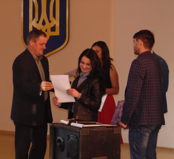 Доцент Олег Слімаковський вручає студентам грамоти та цінні подарунки