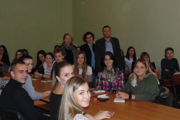 Керівник Полоністичного центру Віра Меньок і викладачі Марта та Єжи Ковалевські з учасниками методичного курсу – студентами та маґістрантами польської філології філологічного факультету та інституту іноземних мов