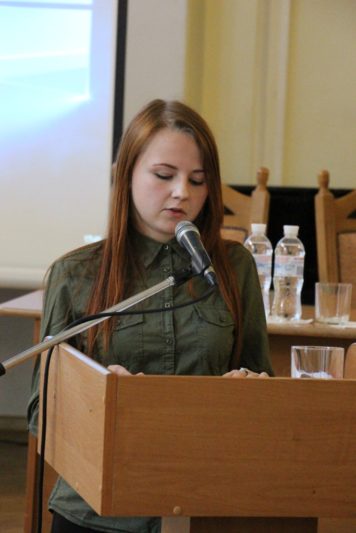 Доповідь мґр. Лесі Хомич представляє студентка польсько-української філології Наталія Безкоровайна