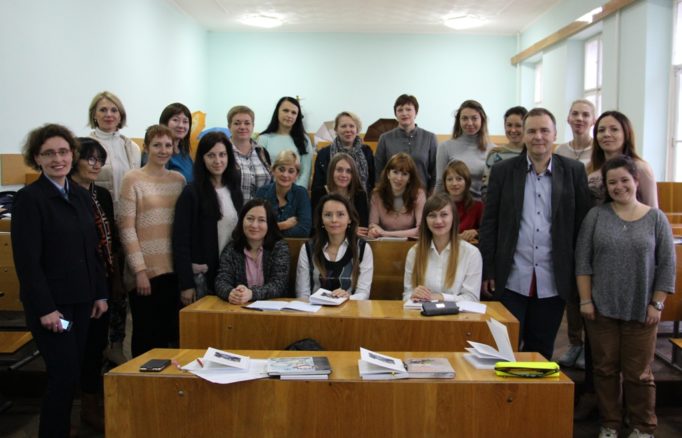 Викладачі та учасники методичного курсу польської мови – студенти польської філології Центру перепідготовки та післядипломної освіти ДДПУ ім. Івана Франка. У центрі – директор Центру перепідготовки та післядипломної освіти Світлана Гірняк та керівник Полоністичного науково-інформаційного центру Віра Меньок