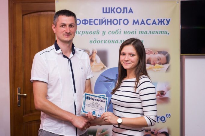 Вручення сертифiкату учасника семiнару студентцi групи ФР-22М Марii Талап