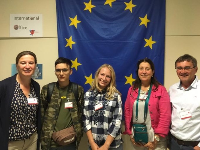 Захар Савостейк та Христина Стецко з деканом факультету Вiрлi Декокер, мiжнародним координатором Евелiн Лерой та координатором проектiв Iваном Ван Гулле