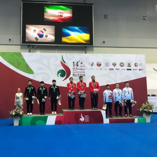 Андрій Фегецин (перший справа) у складі збірної України на п’єдесталі пошани