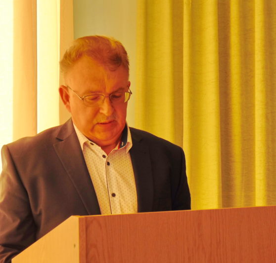 Доповідає професор Ярослав Яремко