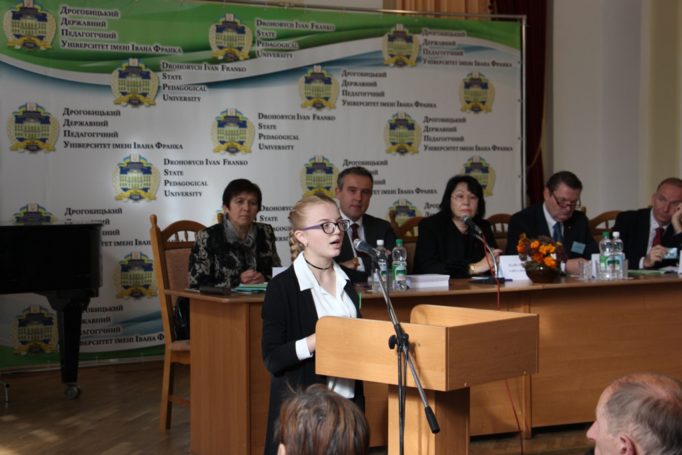 Лучечко Діанна із своїю науковою доповіддю