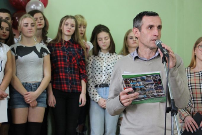 Заступник декана доцент Степан Сеньків оголошує переможців конкурсу Дебют