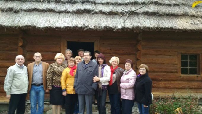 Учасники конференції біля садиби Івана Франка