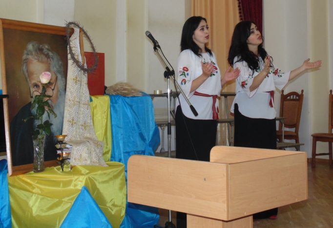 Музичний твір виконують сестри Дицьо