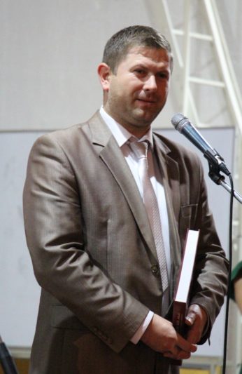 Гостей свята вітає випускник історичного факультету директор Бориславської ЗОШ №3 Володимир Драган