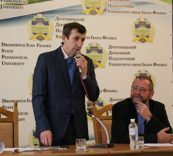 Доцент Ярослав Лопушанський представляє гостя-лектора професора Міхаеля Мозера