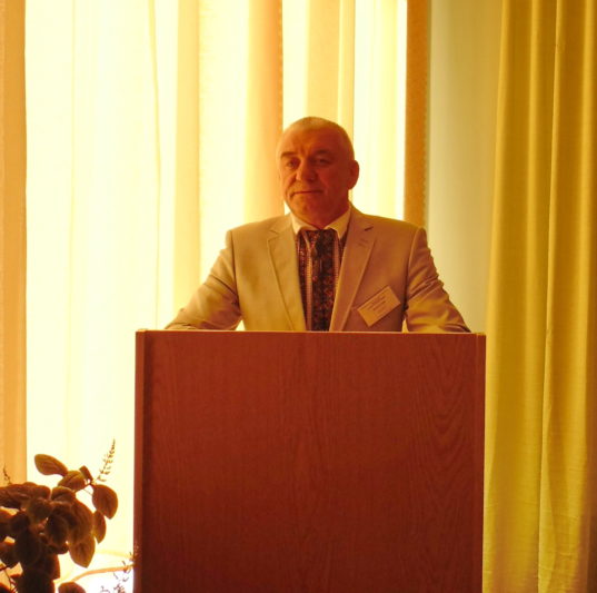 Конференцію відкриває декан факультету початкової та мистецької освіти доцент Іван Кутняк