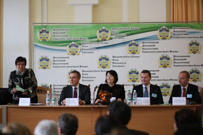 Слово до учасників конференції виголошує модератор заходу доцент Світлана Волошанська