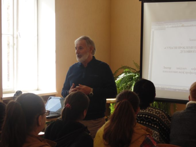 Лекцію читає професор Мирослав Савчин