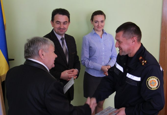 Директор ГО «Західний регіональний центр перепідготовки та соціальної адаптації військовослужбовців» Андрій Рой вручає диплом