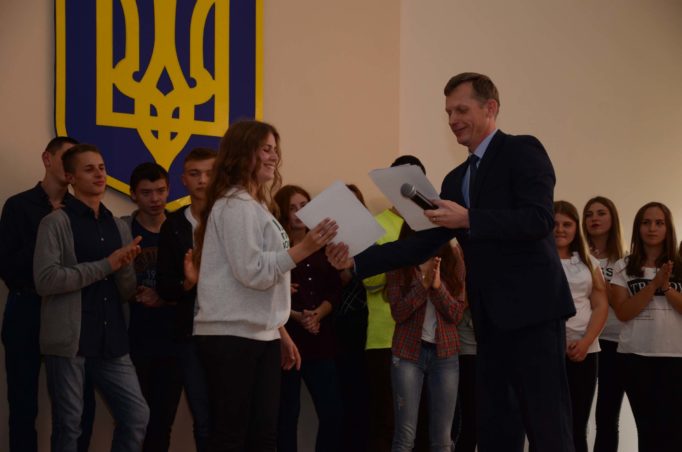 Доцент Іван Нищак нагороджує переможців