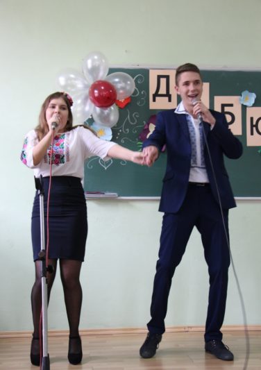 Музичний дарунок першокурсників Анастасії Марчак і Богдана Вітіва