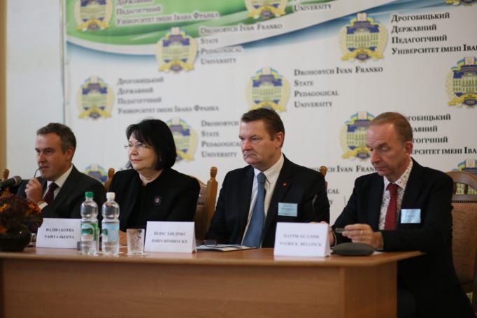 Президія конференції (зліва направо): Надзвичайний і Повноважний Посол Королівства Бельгія в Україні Люк Якобс, ректор професор Надія Скотна , директор бельгійського коледжу VIVES Йоріс Хідрікс, президент некомерційної організації VZW «ORADEA» Патрік Беллінк.