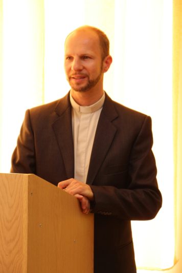 Вітає учасників конференції капелан університету о. Олег Кекош