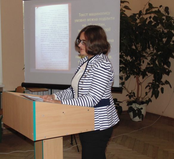 Виголошує доповідь студентка Лідія Мазурчак