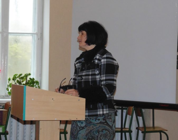 Доповідь виголошує методист Олеся Сисин