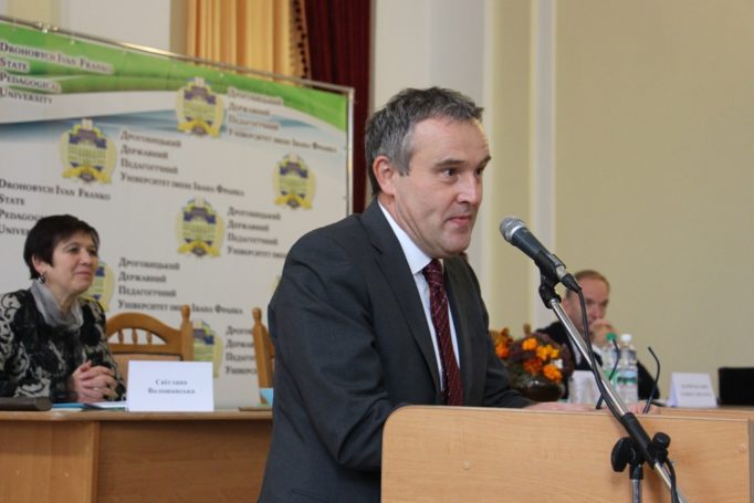 Учасників конференції вітає Надзвичайний і Повноважний Посол Королівства Бельгія в Україні Люк Якобс