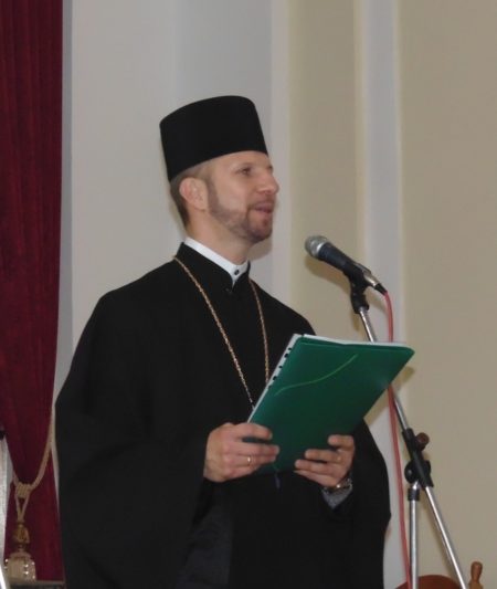 З вітальним словом звертається капелан університету о. Олег Кекош