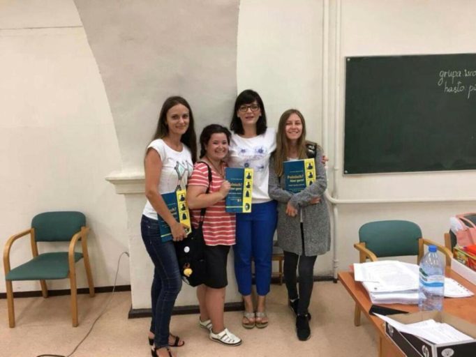 Переможниці мовного конкурсу Літньої академії польської мови і культури у Вроцлаві з викладачкою (справа наліво): Валентина Фольц, викладачка Марта Ґолембовська, Ксенія Віленська, Оксана Токаренко