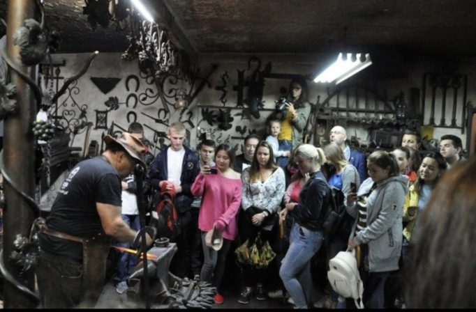 Учасники Літньої школи польської мови в Любліні під час екскурсії у старовинній кузні у Войцехові