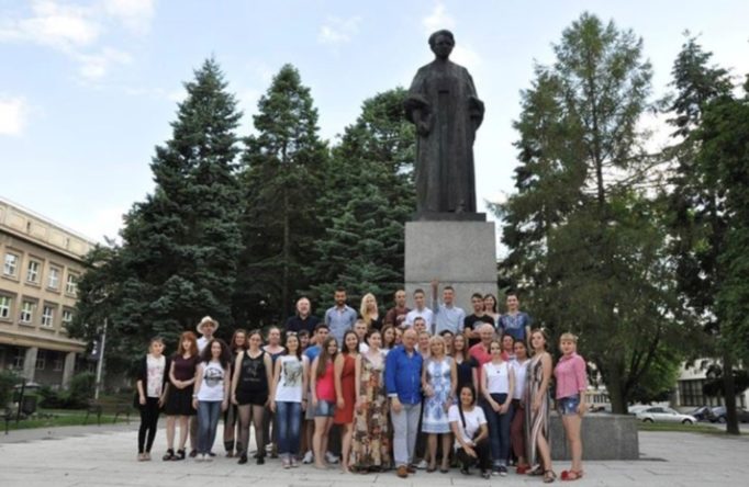 Учасники Літньої школи польської мови в Любліні біля пам’ятника Марії Кюрі-Склодовської