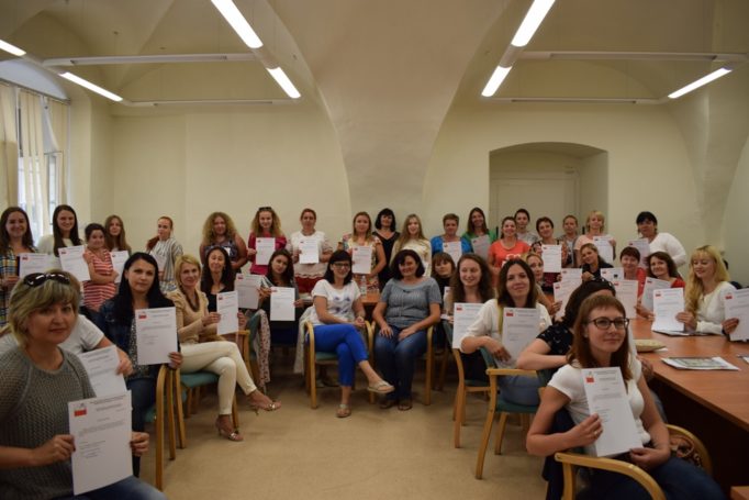 Учасники Літньої академії польської мови і культури у Вроцлаві із сертифікатами про завершення методичного курсу польської мови