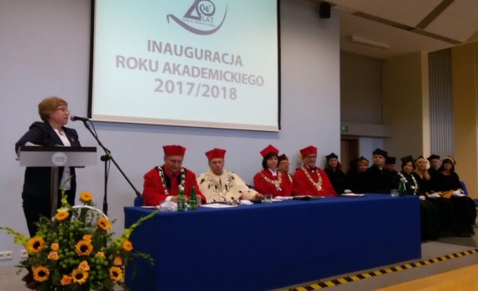 Із доповіддю виступає професор Світлана Щудло