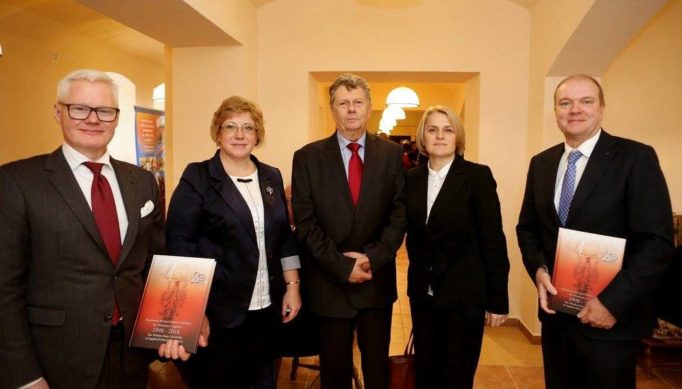 Професор Світлана Щудло та доцент Ірина Мiрчук із керiвництвом Вищої професійної школи імені Вітелона у Лєгніце