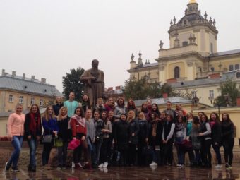 Учасники екскурсії біля Архикатедрального Собору Святого Юра 