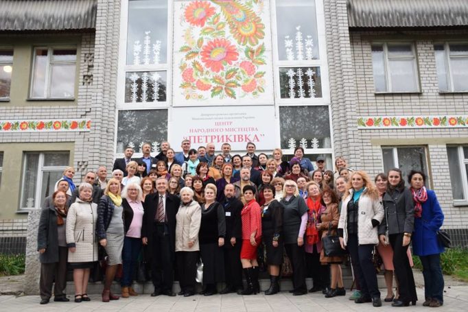 Учасники Конгресу з етнодизайну у с.Петриківка Дніпропетровської обл.