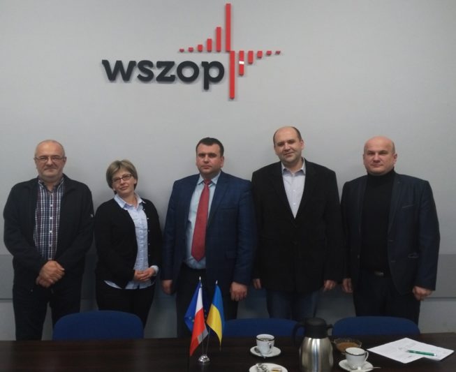 На фото (зліва направо): декан факультету управління доктор Яцек Скорус, керівник відділу міжнародних зв’язків доктор Агнєжка Ціхи, проректор з науково-педагогічної роботи доцент Юрій Вовк, доцент Павло Скотний, професор Богдан Кишакевич.