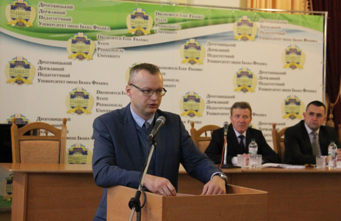 Доповідає професор Петро Іванишин