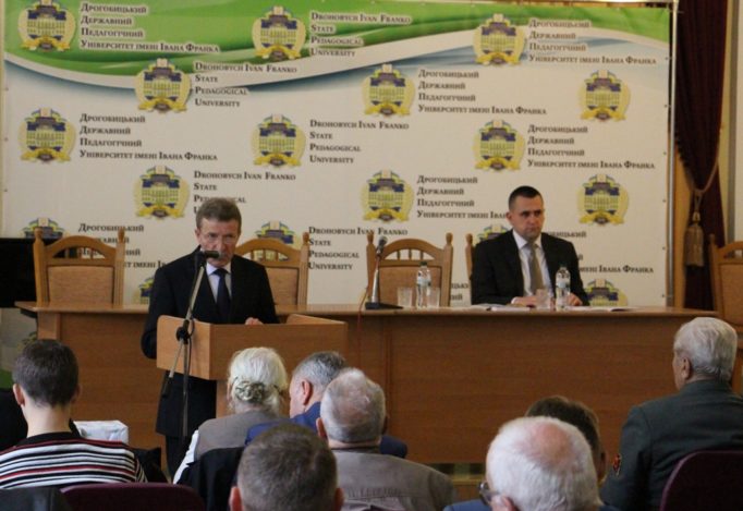 Професор Василь Футала з наукової доповіддю