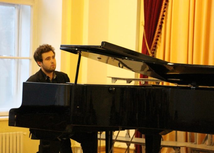 “Сумна пісня” у виконанні студента Євгена Сов'яка