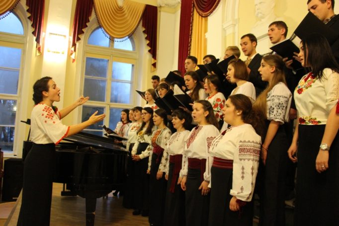 Співає хоровий клас ІІ і ІV курсу інституту музичного мистецтва (керівник - Христина Голубінка)