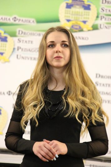 Співає магістр музичного мистецтва Мар'яна Кравчук