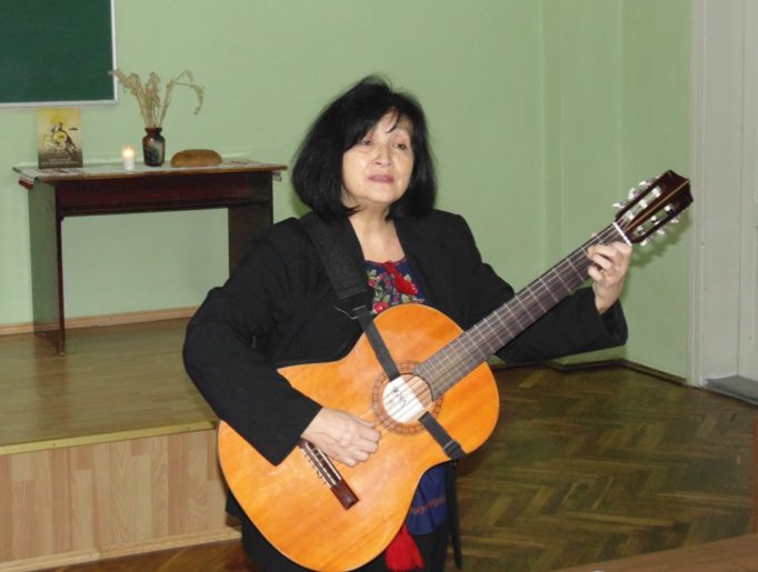 Співає старший викладач Лілія Кобільник