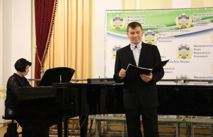 Співає викладач Андрій Боженський (концертмейстр - Наталія Дзондза)