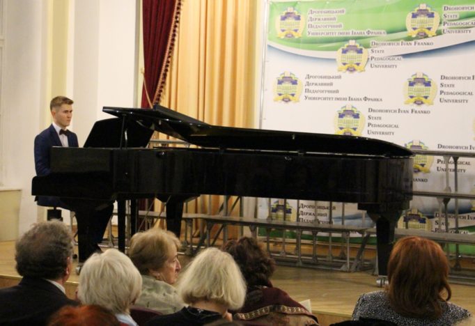 “Яворова скриня спогадів” із циклу “Яворівські іграшки”, “Елегія”. Виконує магістр педагогічної освіти викладач Роман Хрипун