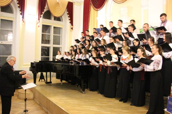 Співає народна хорова капела “GAUDEAMUS” , керівник - професор Степан Дацюк