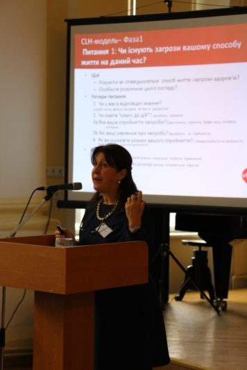 Із доповіддю - Евеліна Ле Рой (Бельгія)