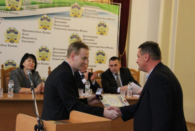 Вручення найвищої нагороди УПА – Золотий хрест бойової заслуги 1 кл. члену боївки СБ Дрогобицького надрайоного проводу ОУН Мирославу Муйлі (отримує нагороду родич Ігор Муйла)